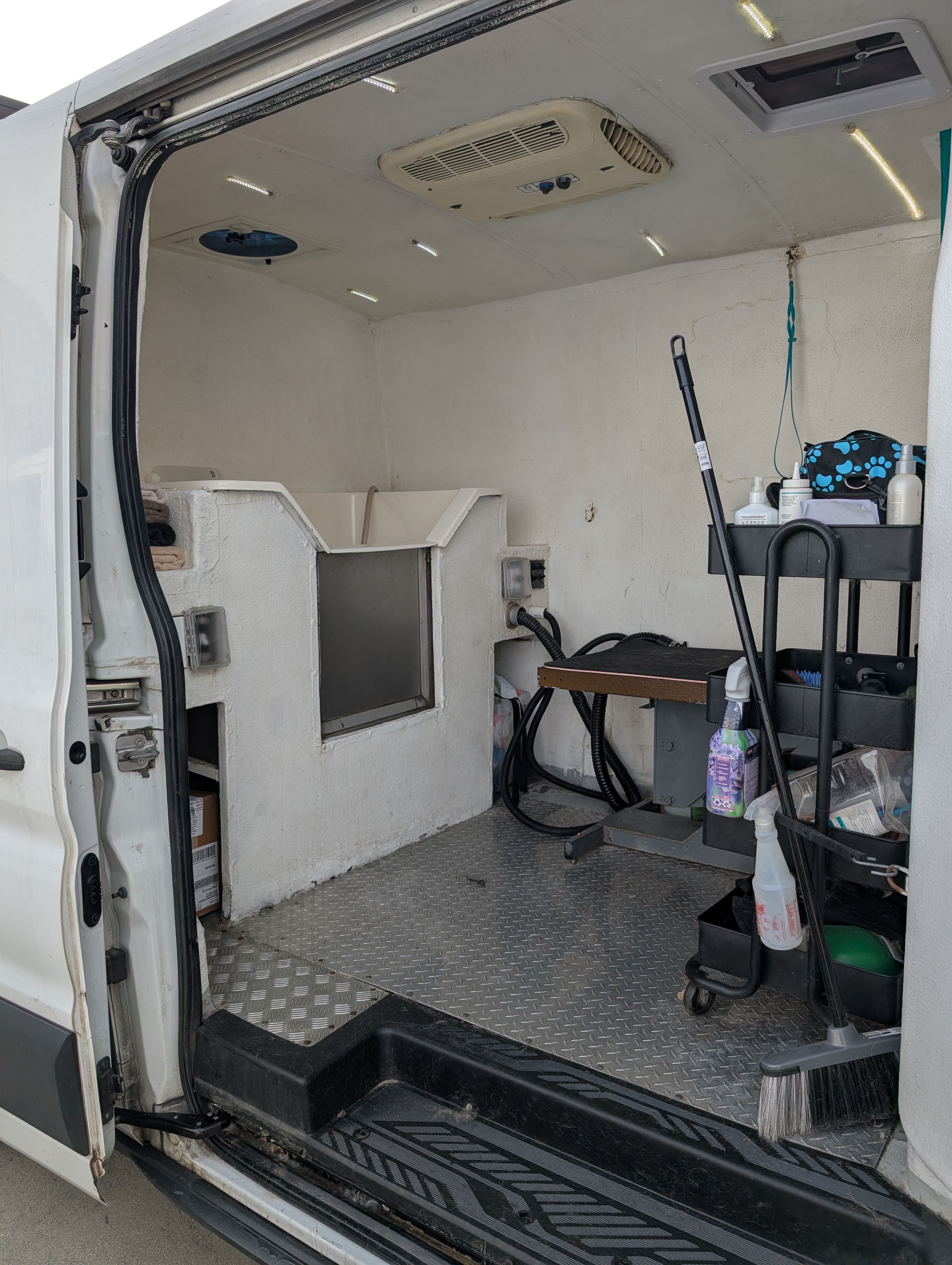 2026 2015 pet wash & groom Ford Transit (main photo)